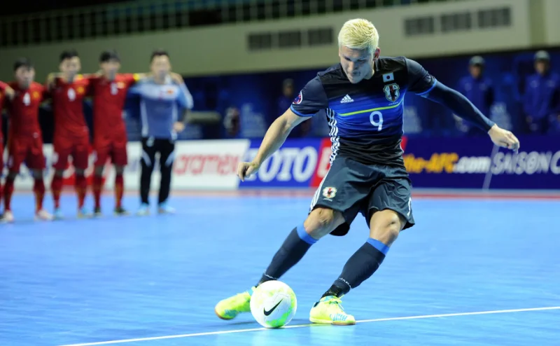 Sự khác biệt cơ bản đầu tiên của bóng đá futsal là kích thước và phạm vi thi đấu nhỏ hơn nhiều so với sân bóng truyền thống